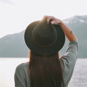 Meet your Posher, Emily aka Ronnie Antler